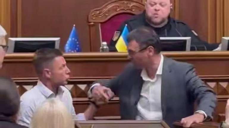 У Раді між депутатами Гончаренком і Гетманцевим почалася штовханина