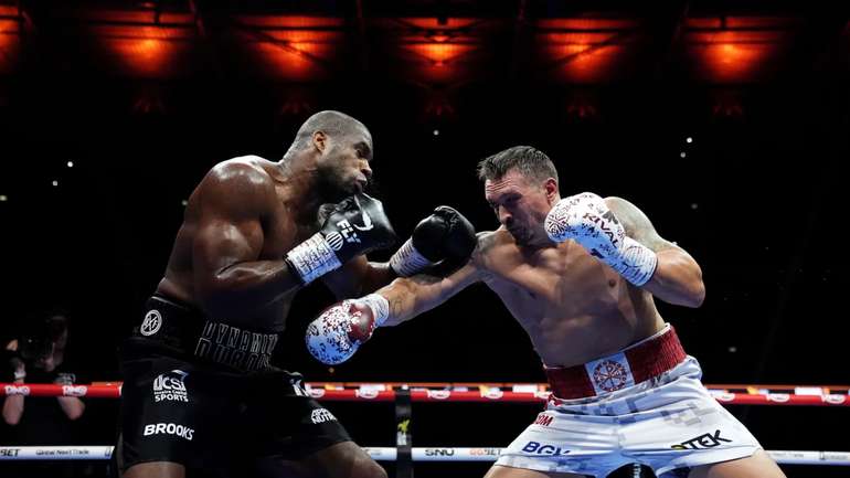 Усик переміг Дюбуа в бою за звання абсолютного чемпіона світу. Відео бою