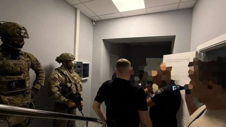 СБУ прийшла з обшуками до детективів НАБУ в різних регіонах