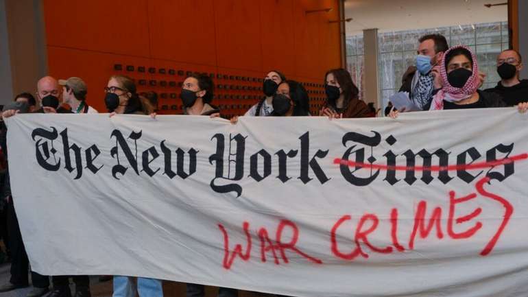 Група американських письменників звинуватила The New York Times у співучасті в геноциді в Газі