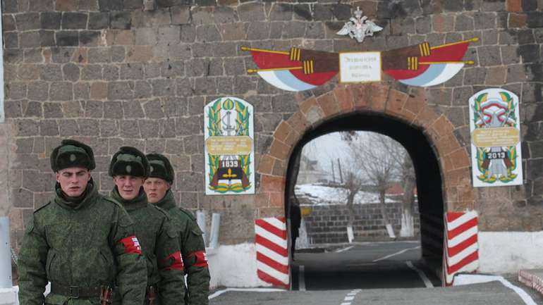 росія перекидає військову техніку та боєприпаси до Вірменії