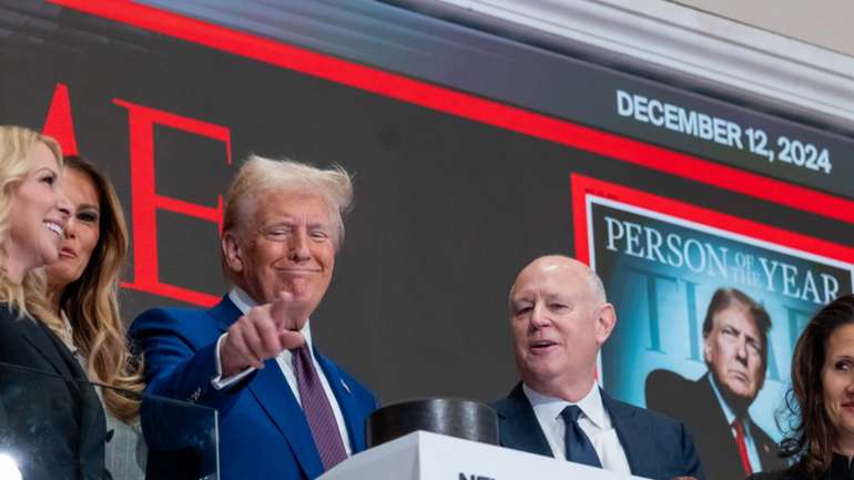 Трамп знову нехтує протоколом: особисті дзвінки світовим лідерам та кумедні переписки з Макроном