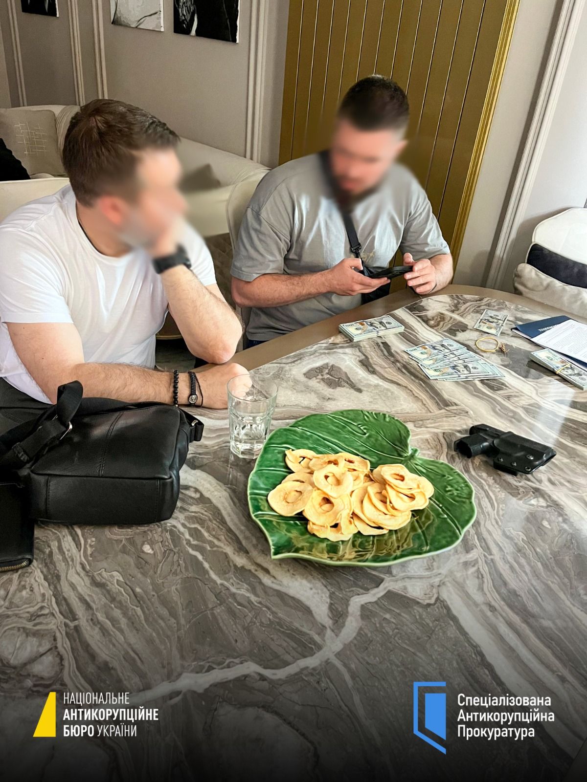 НАБУ і САП викрили на хабарі нардепа, очільника міської адміністрації, військових НГУ_4