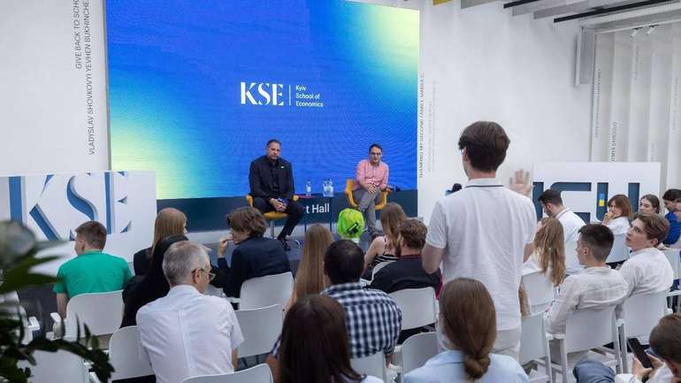 В рамках передвиборної кампанії ларьочник Єрмак зустрівся з студентами