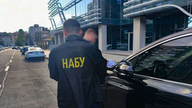 НАБУ та САП підозрюють посадовця Міноборони в отриманні $1,3 млн за будівництво житла для військових