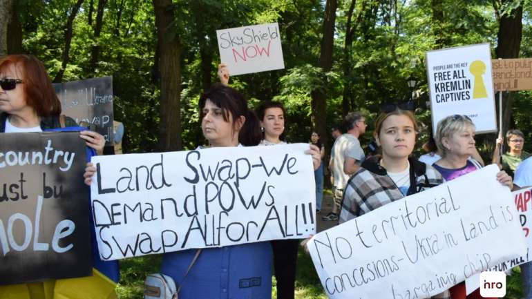 Рідні полонених організували акцію протесту під посольством США у Києві