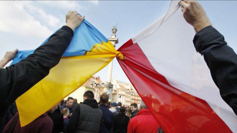 Більшість українських біженців у Польщі не повернуться, це підтримає польську економіку, – Fitch