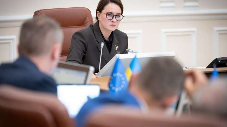 Уряд дозволив депутаткам місцевих рад тікати з України