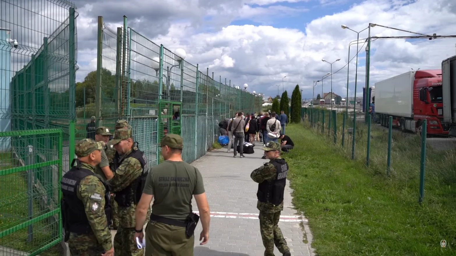 Польща видворила з країни 15 громадян України