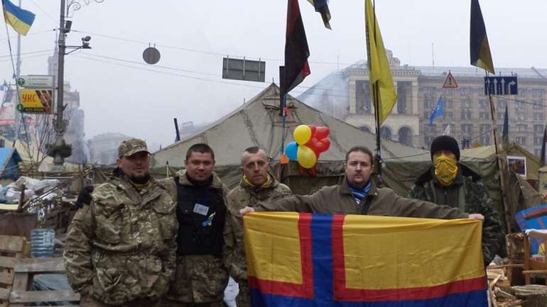 Павло Мєзєрін із прапором вільної Інгрії на Майдані Незалежності у Києві, під час Революції гідності