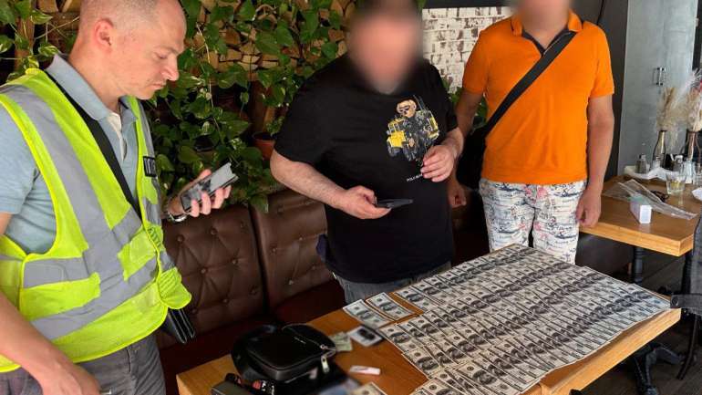 Посадовець Міноборони влаштовував чоловіків на критично-важливе підприємство заради бронювання