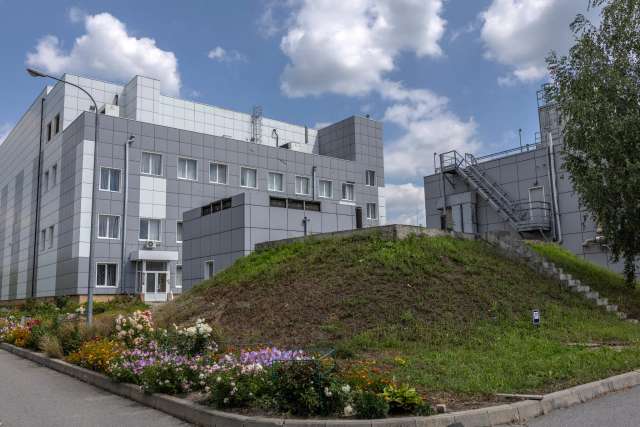 Харківський фізико-технічний інститут розташований лише за кілька миль від лінії фронту.