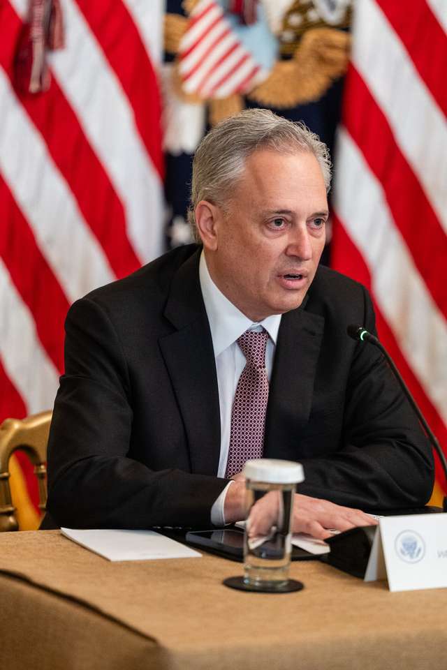 Девід Сакс, «цар» Трампа з питань ШІ та криптовалют, продовжує працювати інвестором у Силіконовій долині.