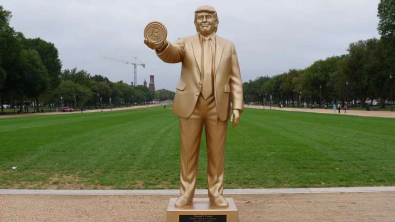 Навпроти Капітолію встановили золоту статую Трампа із біткоїном в руці