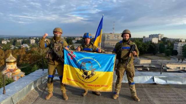 Підпис до фото, Українські військові на вулицях Куп'янська після його звільнення у вересні 2022 року