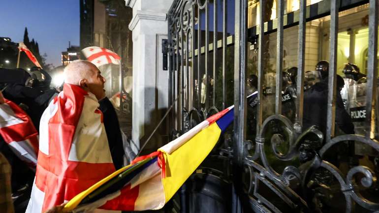 Протестувальники у Тбілісі намагаються штурмувати президентський палац Орбеліані