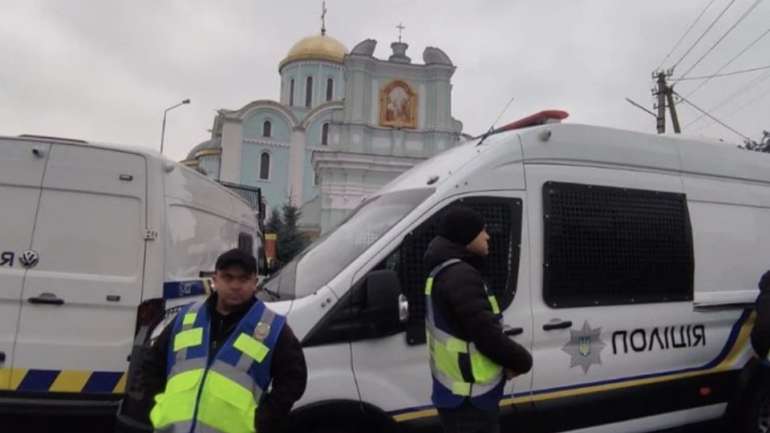 Московські сектанти моляться під брамою: у Володимирі виселяють УПЦ (РПЦ-ФСБ) із собору