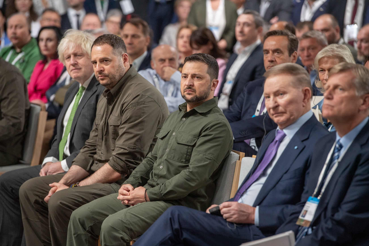 Борис Джонсон (ліворуч на передньому плані) та Володимир Зеленський (у центрі) під час поїздки Джонсона й Гарборна у вересні 2023 року.