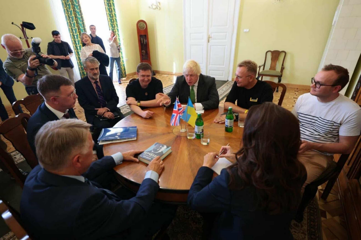 Борис Джонсон (у центрі) під час зустрічі з мером Львова (першим ліворуч від нього) у вересні 2023 року; Крістофер Гарборн — другим праворуч.