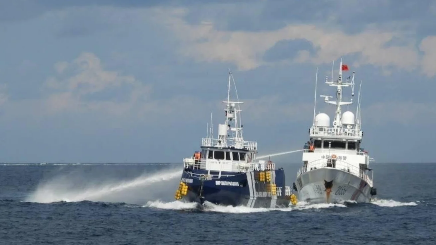 Філіппіни та Китай звинуватили одне одного через зіткнення човнів поблизу спірних островів