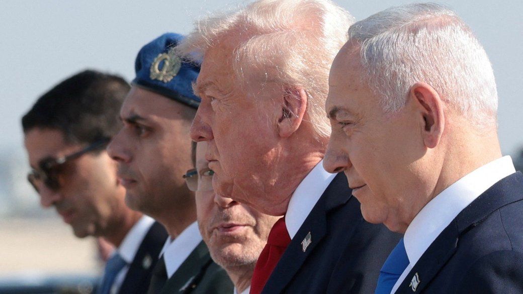 Воєнний злочинець Біньямін Нетаньягу крокує разом із президентом США Дональдом Трампом та президентом «Ізраїлю» Іцхаком Герцоґом у міжнародному аеропорту Бен-Гуріон 13 жовтня 2025 року.