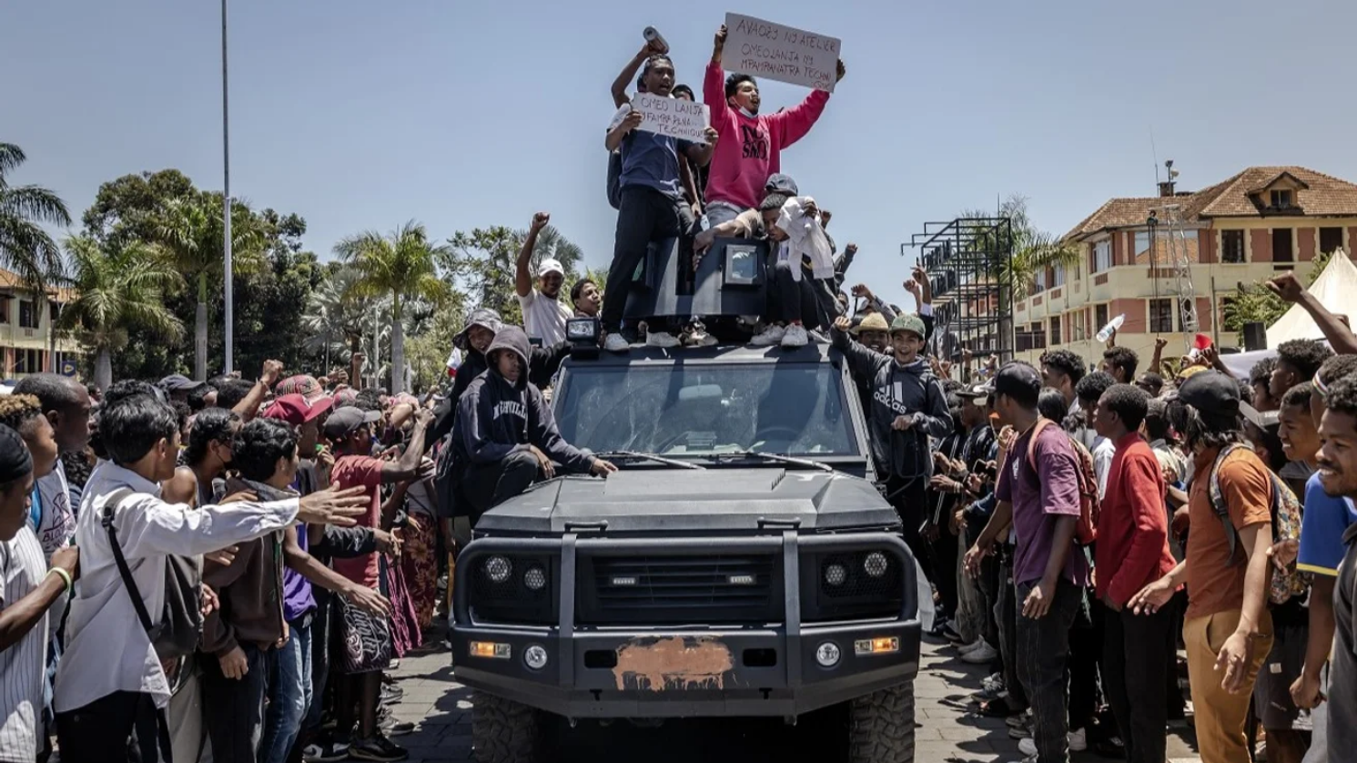 Президент Мадагаскару втік з країни на французькому військовому літаку