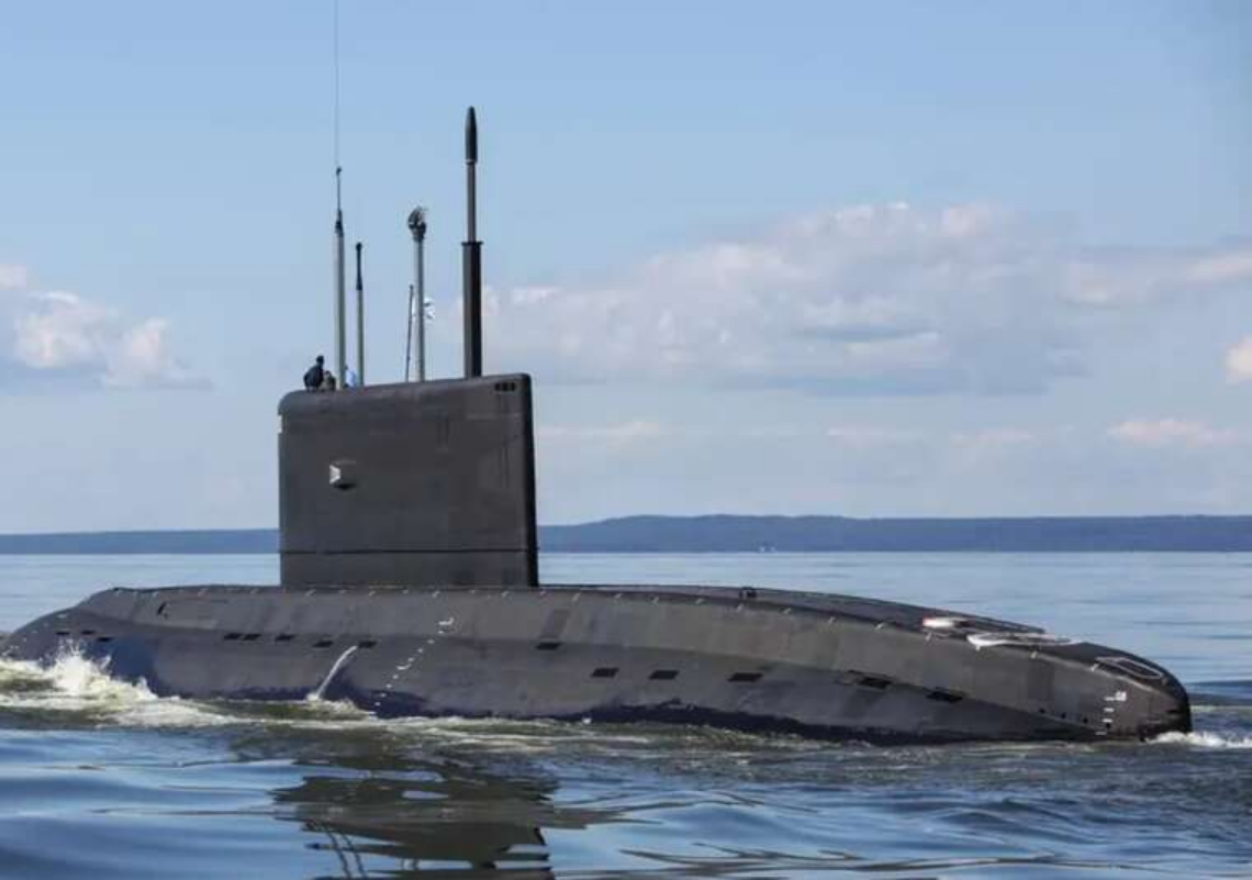 «Новоросійськ» без пального: підводний човен рф чекає допомоги поблизу французького узбережжя