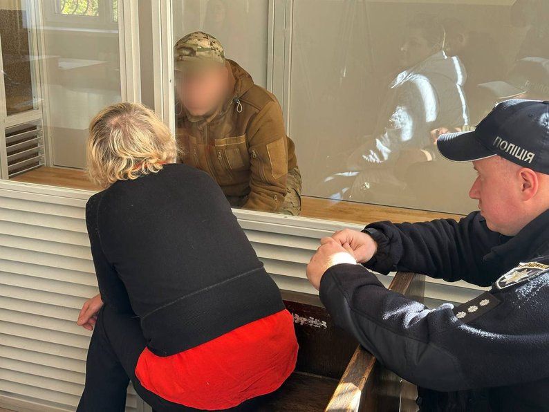 Підозрюваний А.С. спілкується зі своєю адвокаткою, призначеною державою 