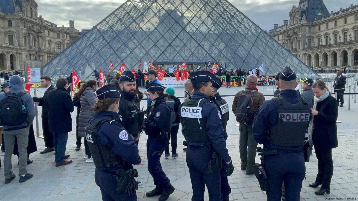 Злочинці пограбували Лувр: поцупили діадему Жозефіни і коштовності Наполеона