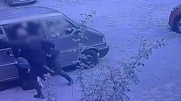 Двом поліціянтам із Києва оголосили підозру в побитті чоловіка біля ТЦК