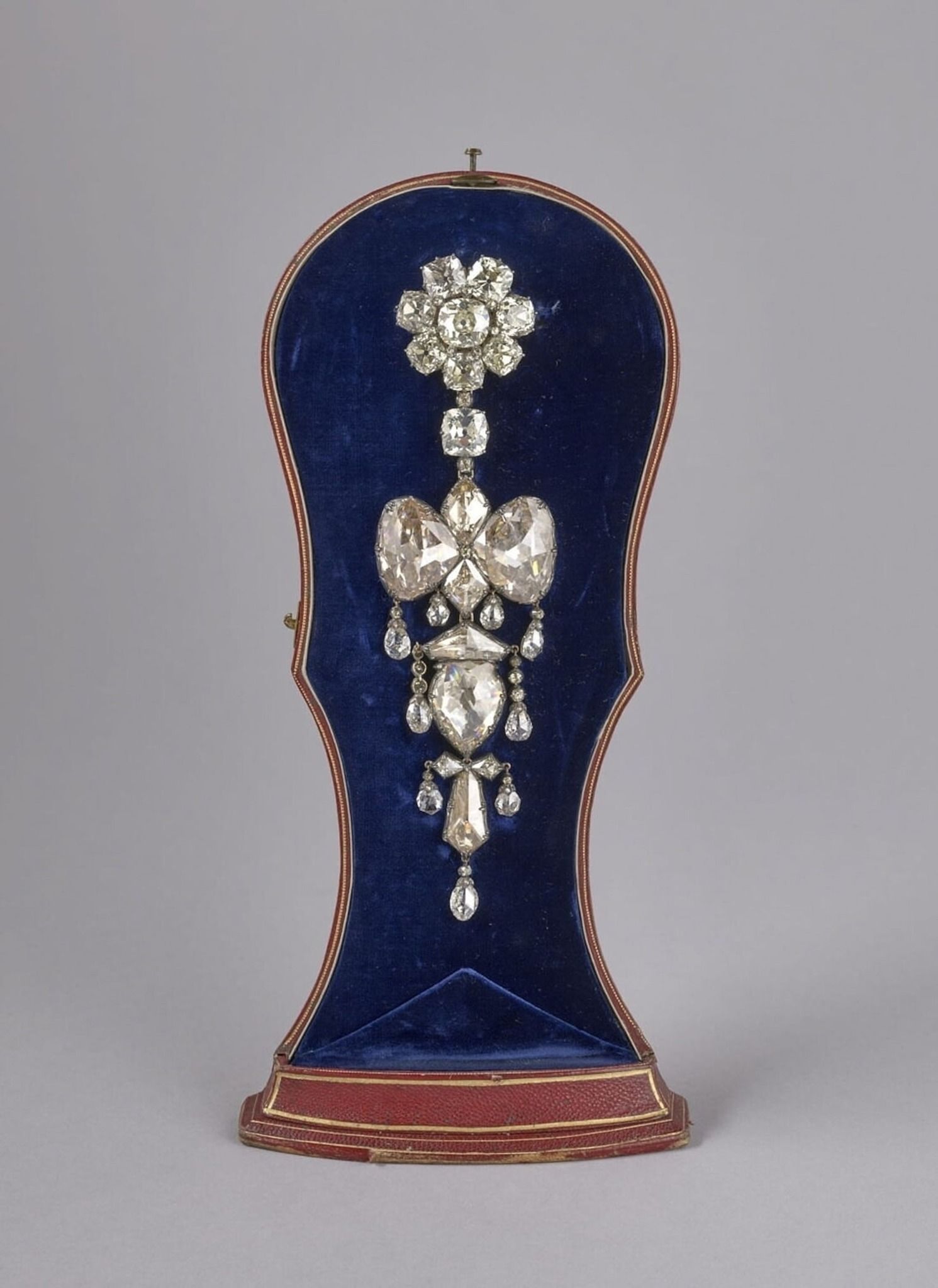 Безцінні скарби Лувру — у руках грабіжників_3