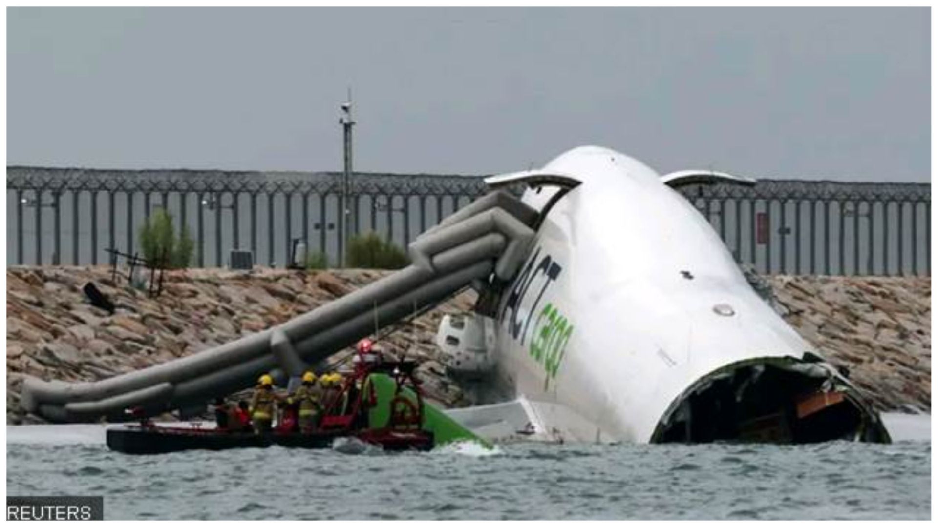 Фатальна посадка в Гонконзі: Боїнг врізався в авто і впав у море