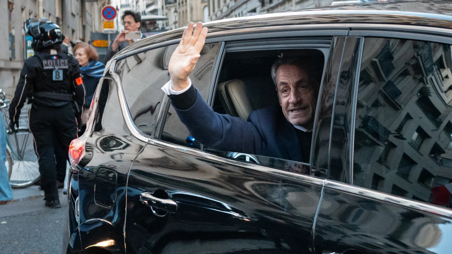 Саркозі під оплески прихильників прибув до тюрми відбувати ув’язнення