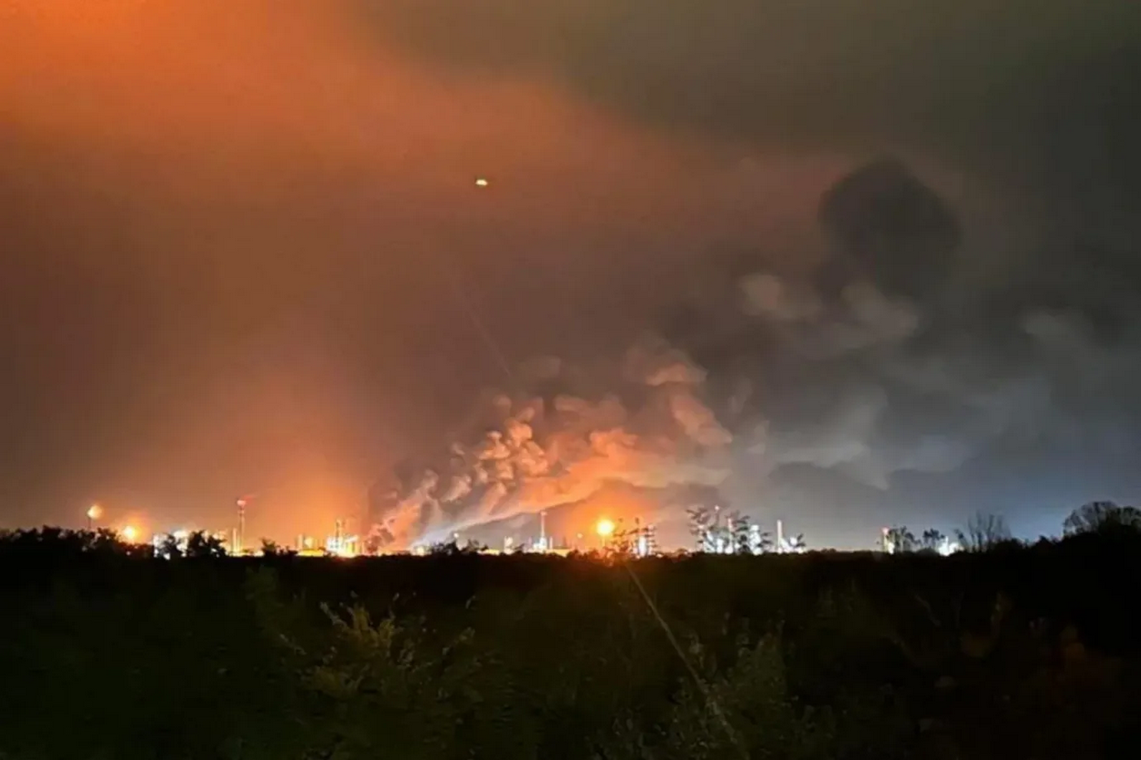 На найбільшому нафтопереробному заводі Угорщини спалахнула пожежа