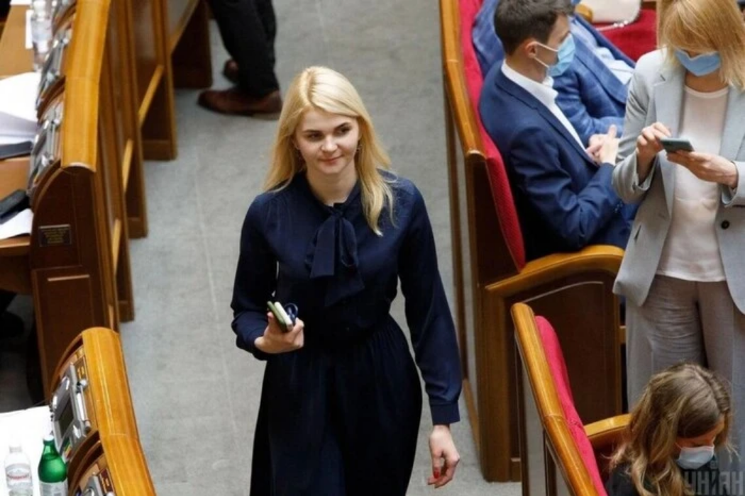 «Слуга народу» Анна Колісник, яка пропонувала «валити з країни», склала мандат