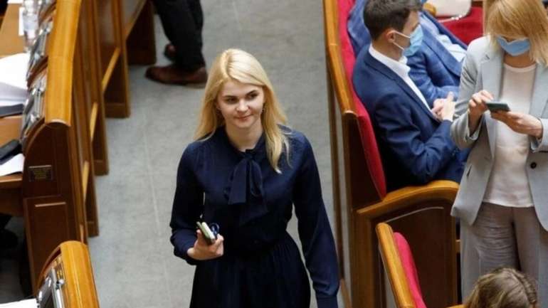 «Слуга народу» Анна Колісник, яка пропонувала «валити з країни», склала мандат