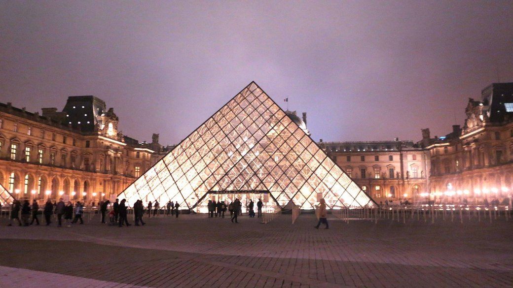 Лувр відновив роботу — через три дні після пограбування