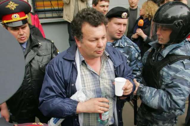 Михайло Крігер на акції «Випий отруту!» проти заборони ввезення до росії грузинських вин і мінеральної води «Боржомі» у 2006 році.