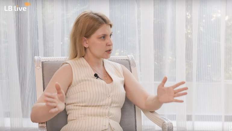 Обвинувачена у корупції, яка втекла до США, закликала відновити санкції