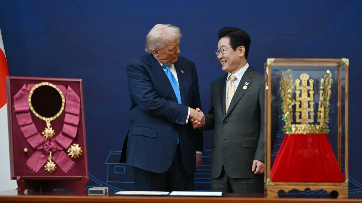 Південна Корея зустріла Трампа із золотою короною