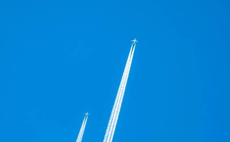 Чому за літаками залишаються білі сліди: прихована загроза, про яку мало хто знає