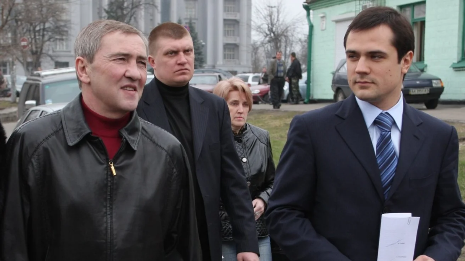 Міський голова Києва (у 2006—2012 роках) Леонід Черновецький (ліворуч) та голова фракції «Блоку Леоніда Черновецького» в Київраді Денис Комарницький (праворуч), 2 квітня 2008 року