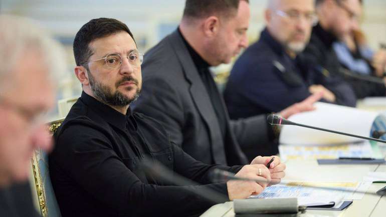 Стюардеса Єрмака ігнорує Конституцію України