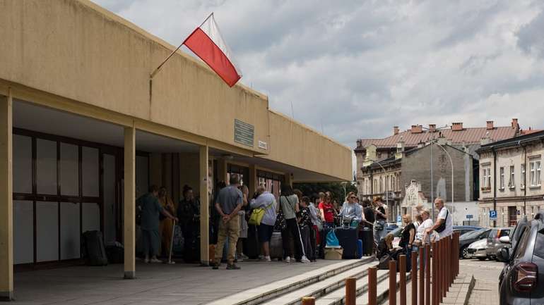 Українці продовжують втікати з «країни мрії Зелемського»