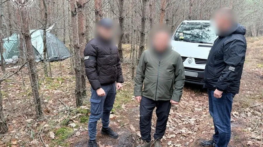 Украв гроші та втік у ліс