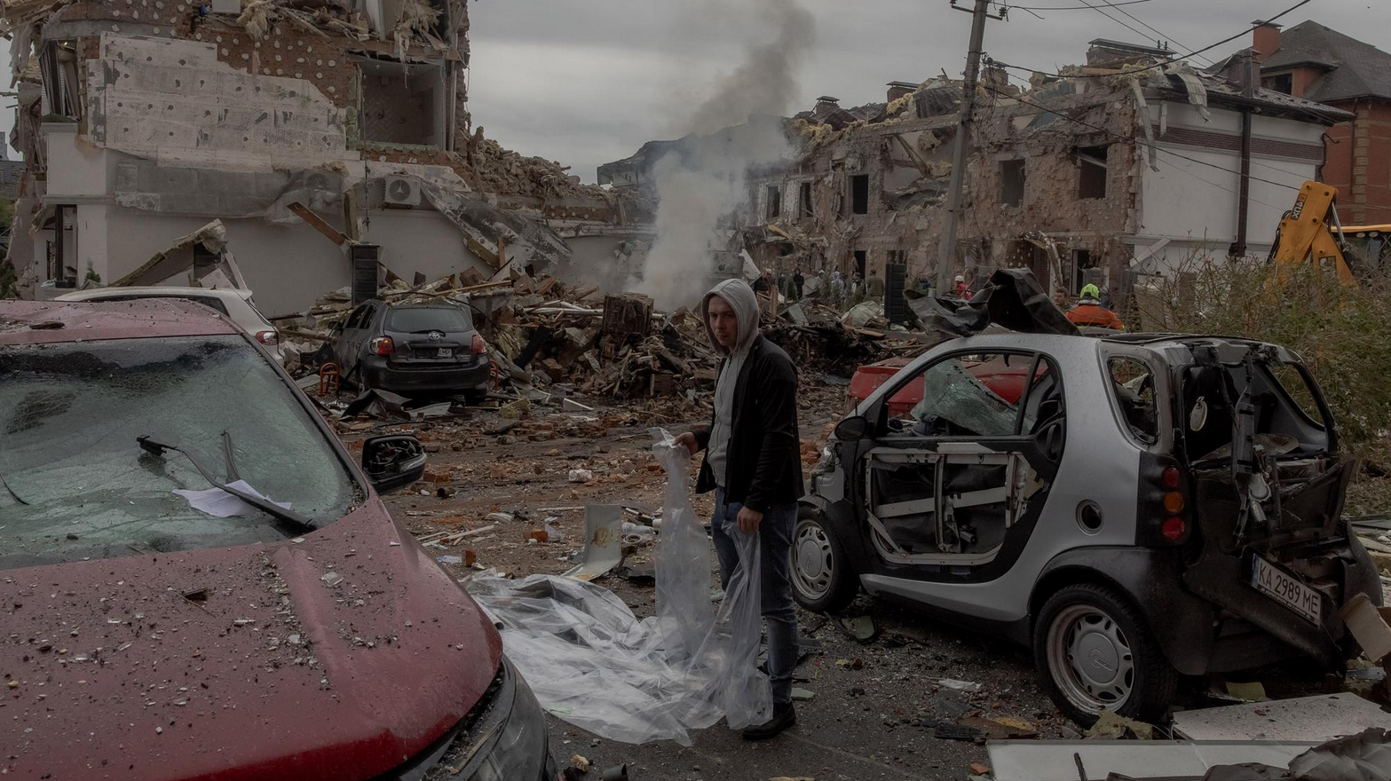 Демографічна катастрофа. Українці продовжують втікати з «країни мрії Зелемського»