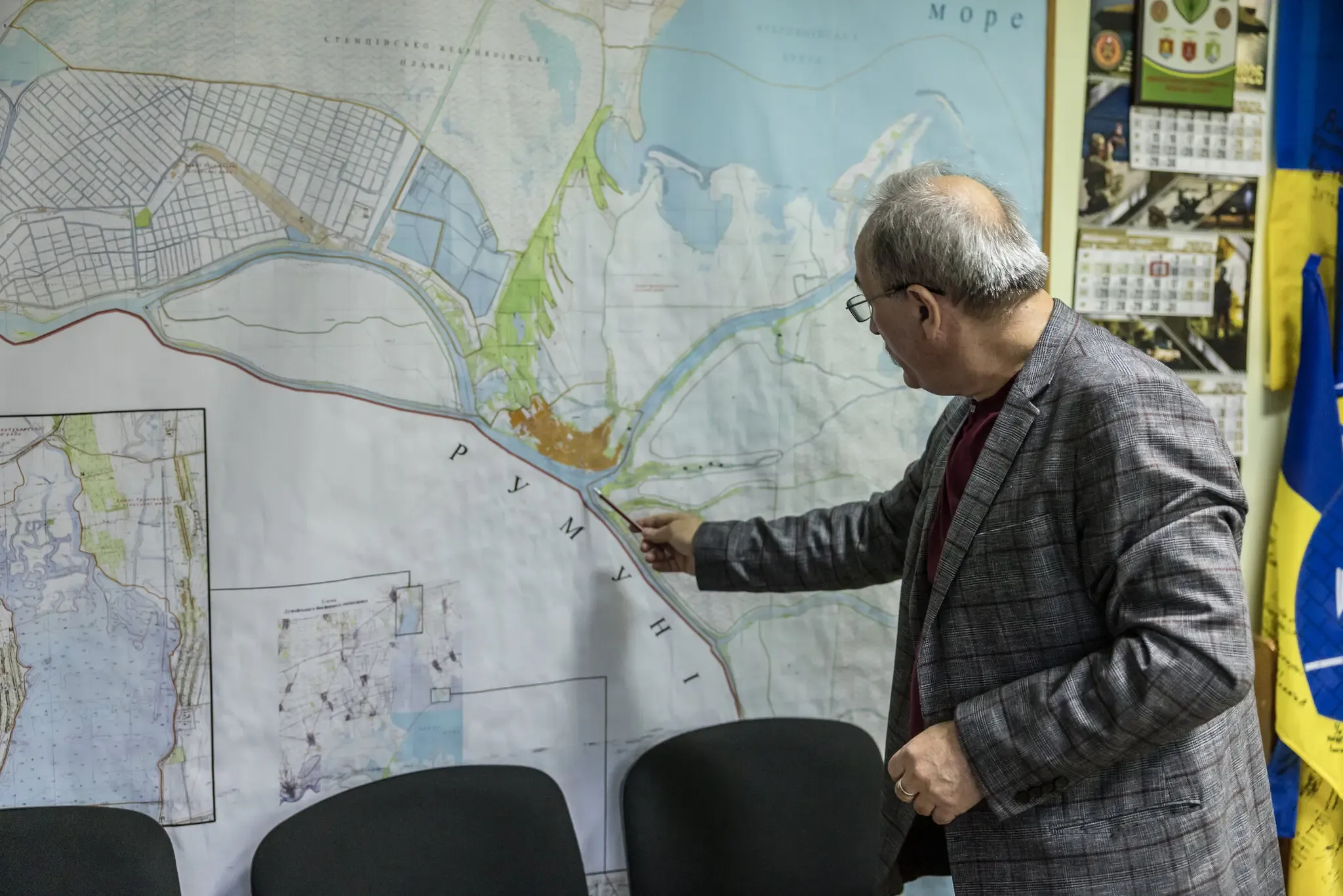 Матвій Іванов, міський голова Вилкового, із картою місцевості. Це місто — занепалий рибальський порт на Дунаї — має унікальну географію та історію.