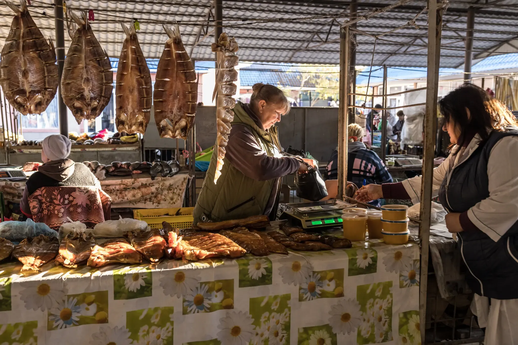 Лоток із копченою рибою у Вилковому. Жінки в місті вільно пересуваються, і для деяких ці зміни стали визвольними — відкривши робочі місця, які раніше були для них недоступні.