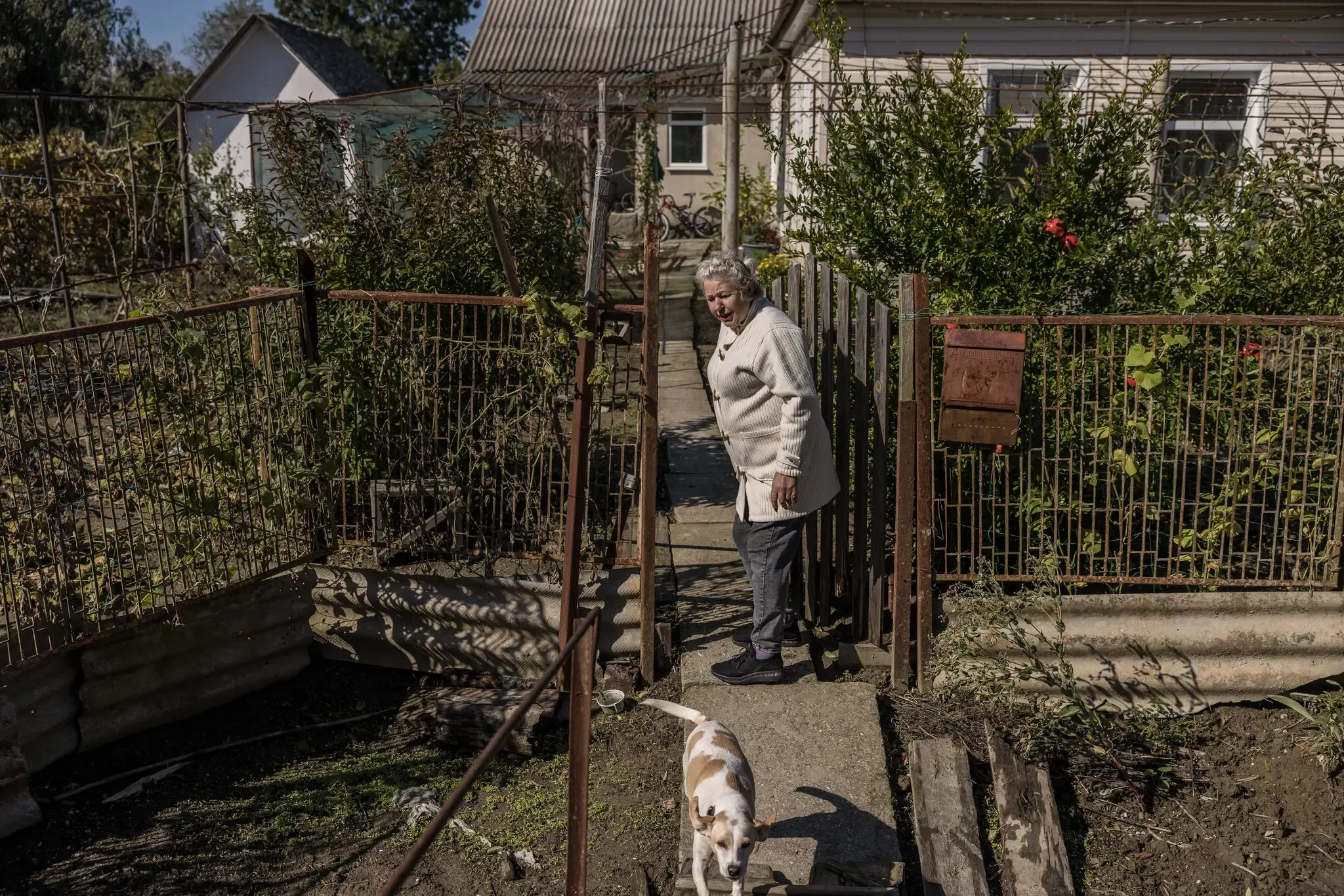 Галина Сіларіна, 55 років, розповіла, що сумує за своїм другом-моряком, який утік, коли почалася війна. У Вилковому кожен знає когось, хто виїхав.