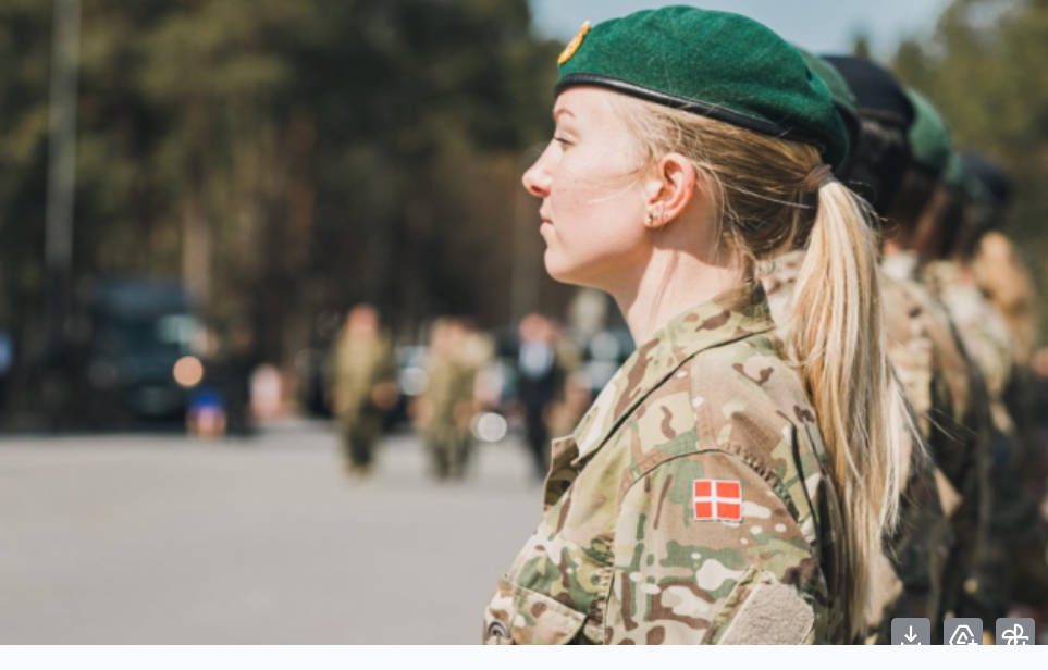 Данія запускає військову лотерею для дівчат: 18-річних включають до призову вперше